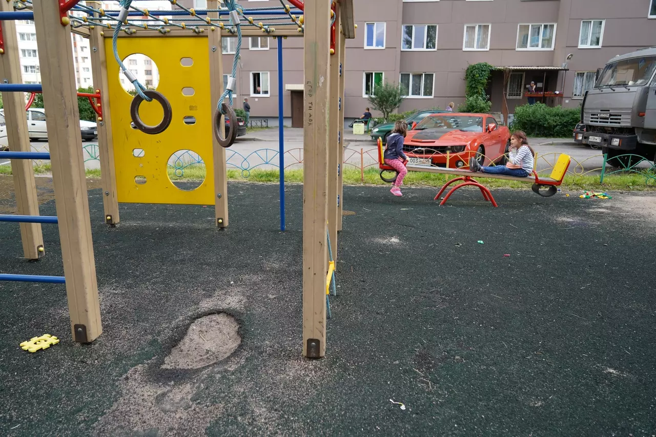 Неудовлетворительное содержание детской площадки на Львовской