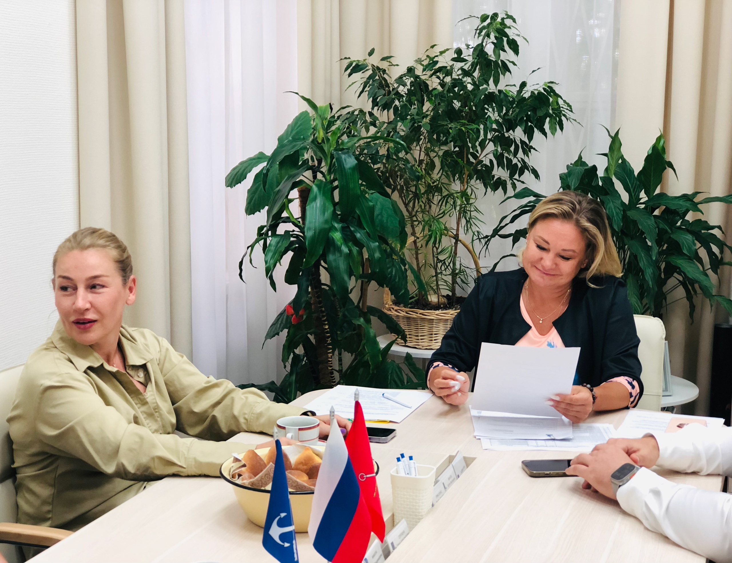 Нагрудный знак вручается…