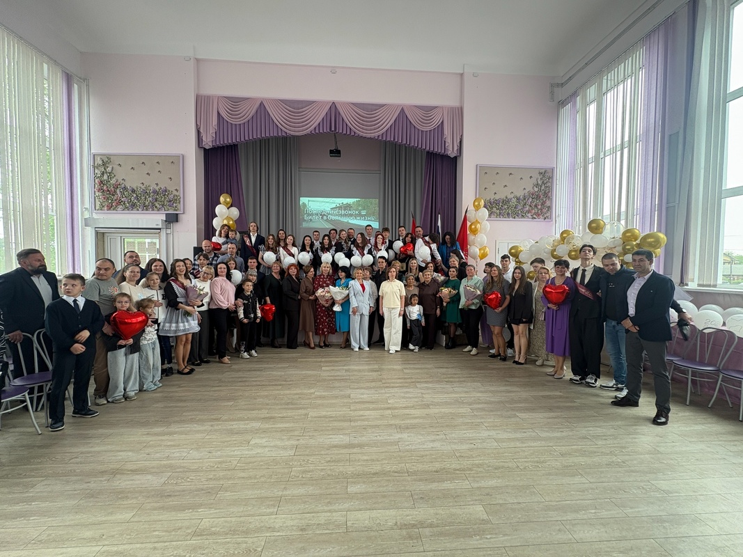 Для выпускников Стрельны прозвенел «Последний звонок»