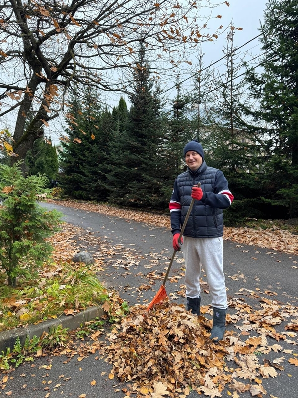 Фотографией с сегодняшних добрых субботников поделился депутат Муниципального совета Стрельны - Денис Ежов