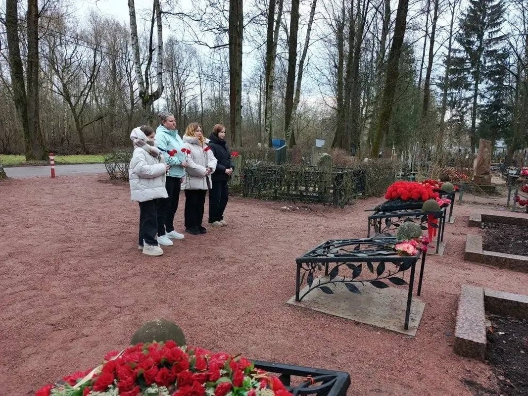 В день героев отечества школьники почтили память погибших и поговорили с участниками СВО