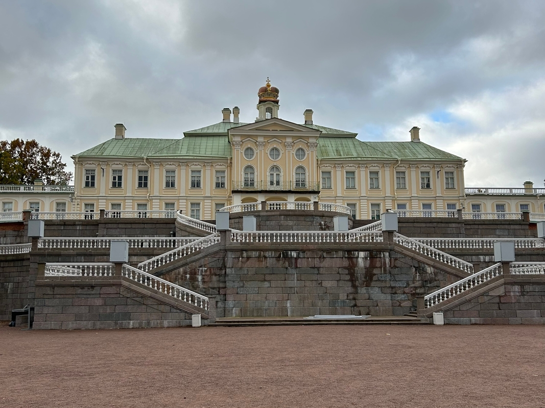 В Большой Меншиковский дворец — бесплатно