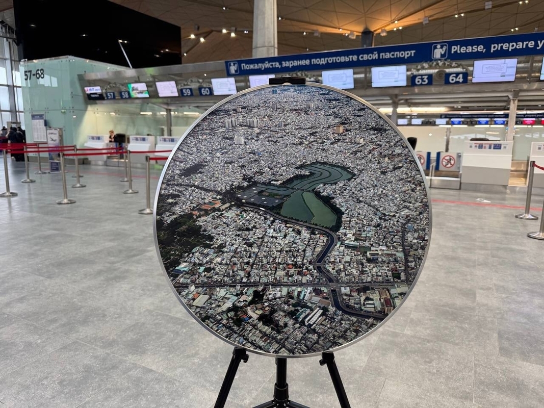 Фото из иллюминатора самолета – на выставке в Пулково