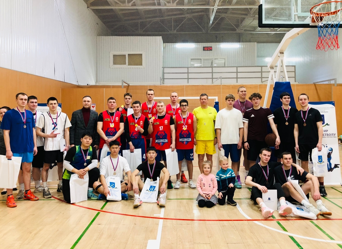 Турнир по баскетболу открыл праздничные выходные в Стрельне