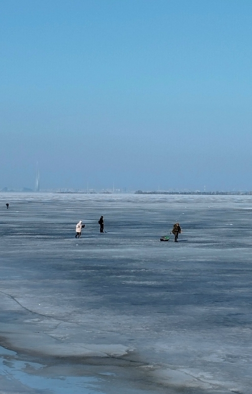 Выход на лёд в условиях перепада температур представляет серьёзную опасность!