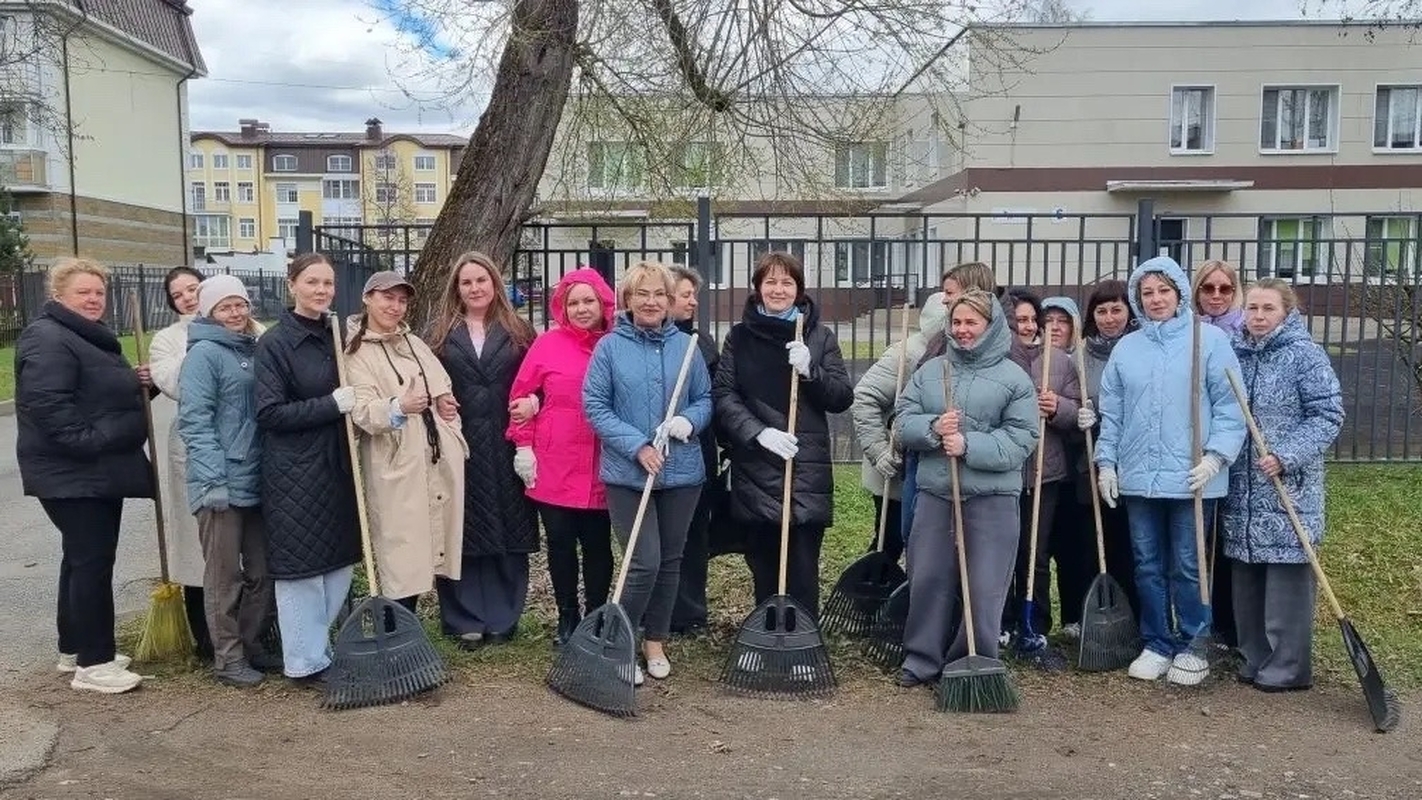 Череда субботников стартовала в Стрельне