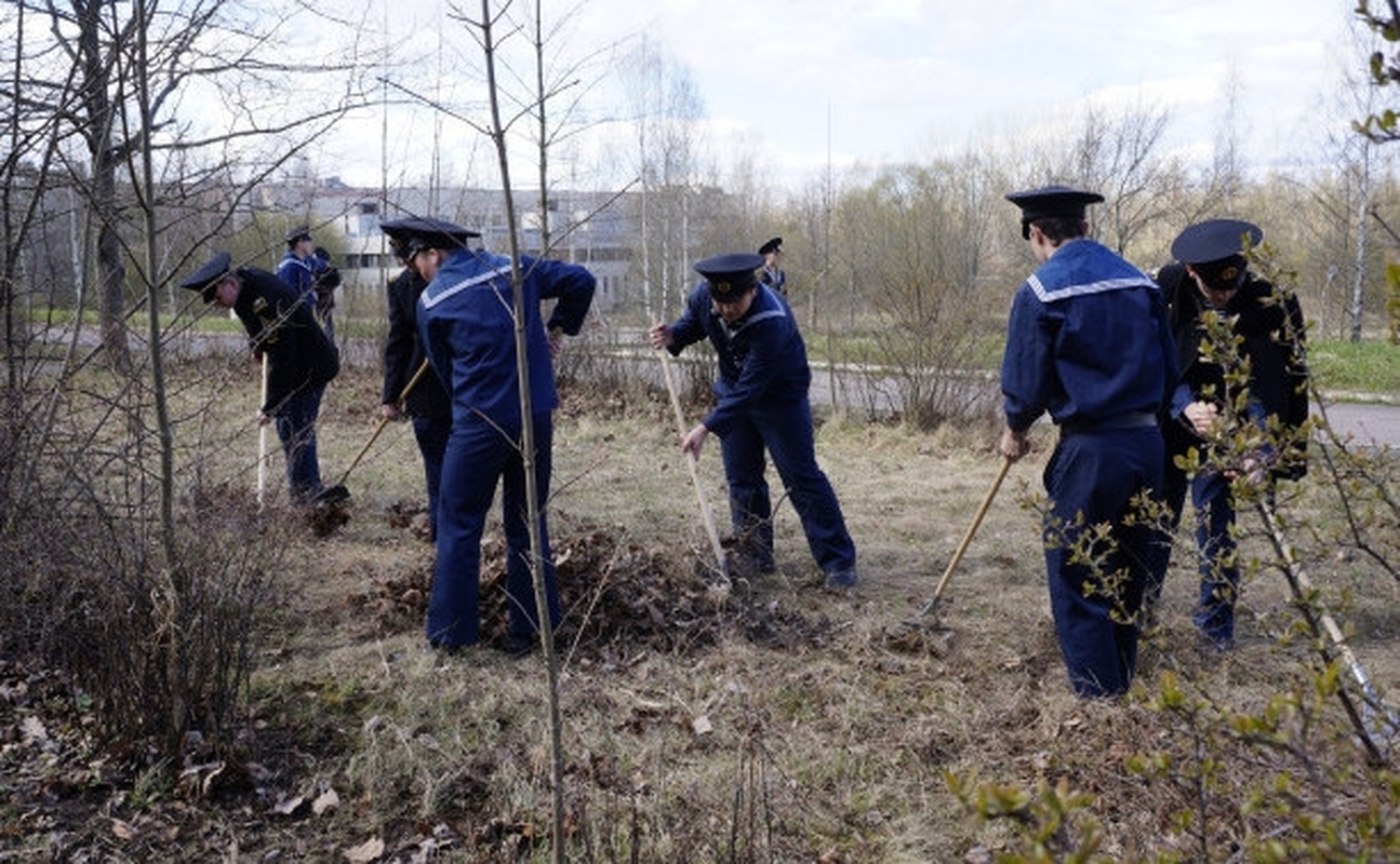 Курсанты убрали учебный городок и детский сад Стрельны