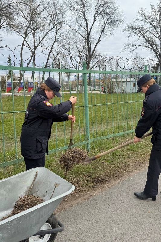 Курсанты университета МВД  вышли на субботник