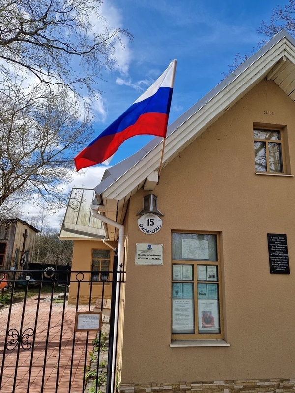 В «Морской Стрельне» обновляют флаги