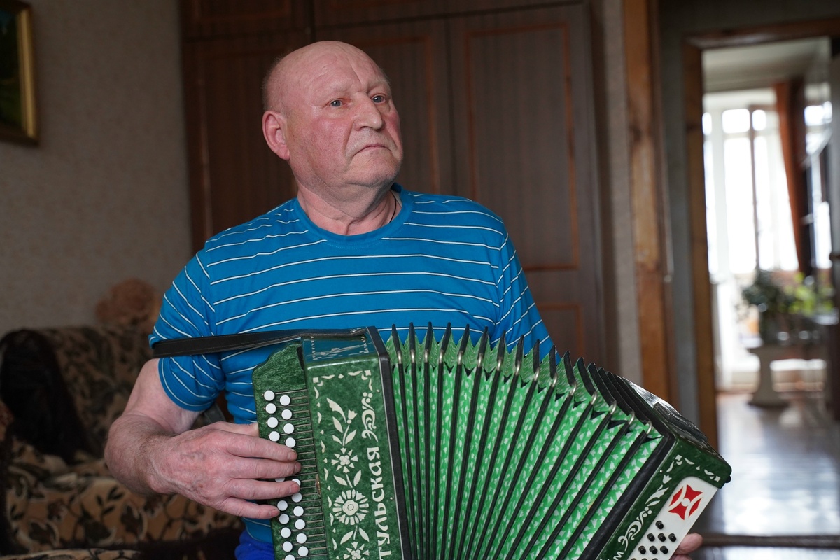 80-летний юбилей отмечает танкостроитель и гармонист Стрельны