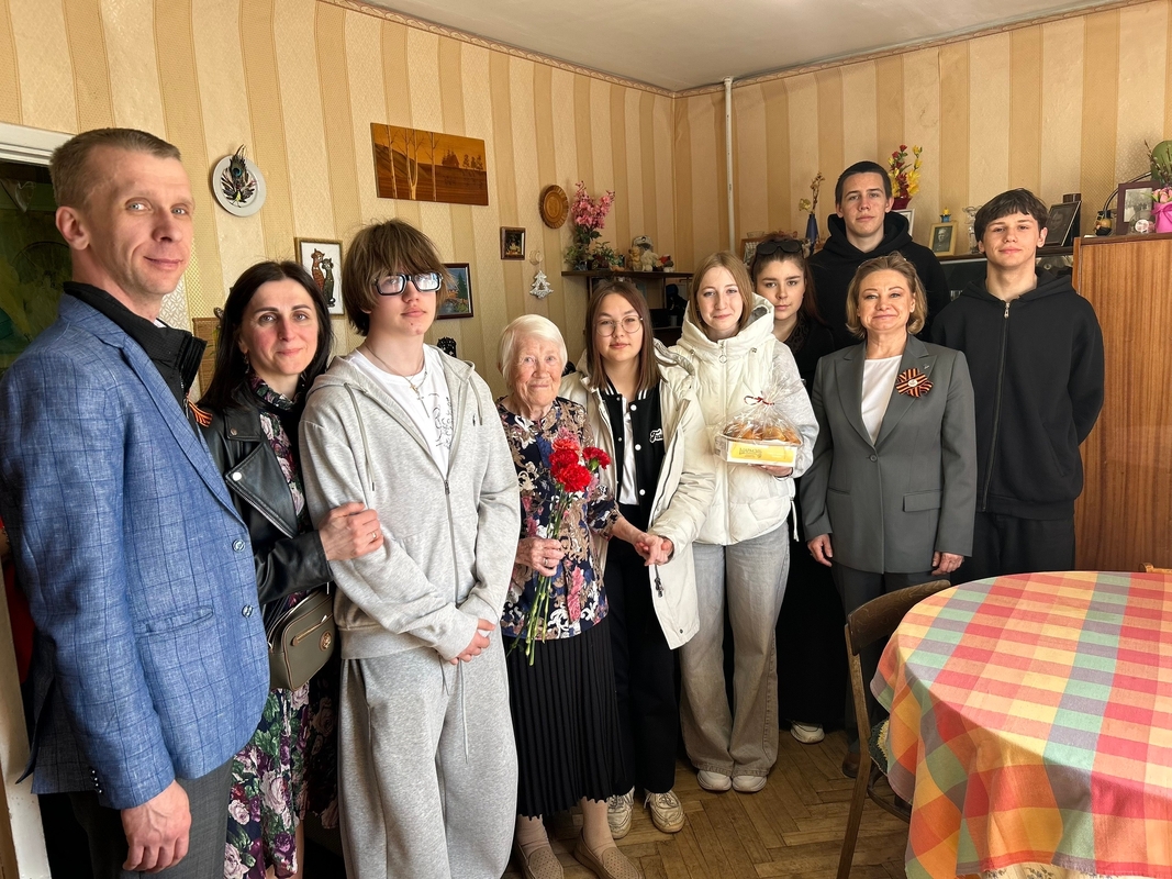 Глава Стрельны Ирина Климачева вместе со студентами поздравила ветеранов с Днём Победы