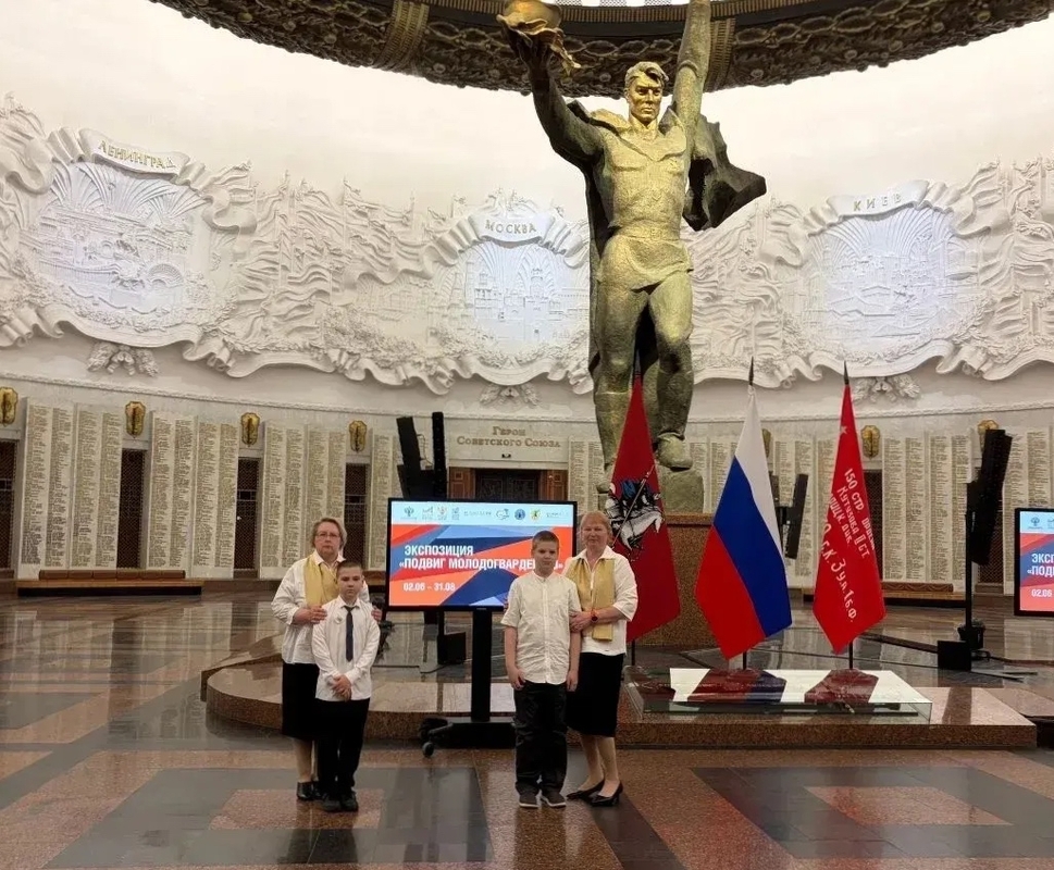 Школа из Стрельны представила экспонаты в Музее Победы в Москве