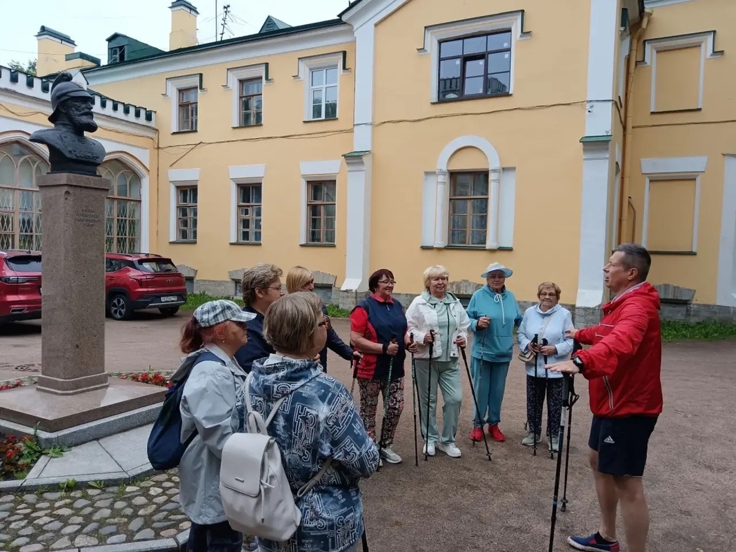 Лето с пользой: в Стрельне стартовали занятия по скандинавской ходьбе