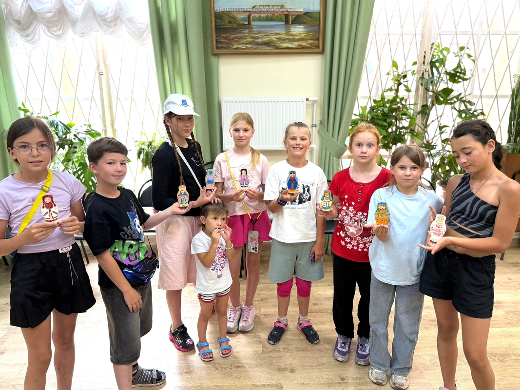 «Каникулы: хранители традиций народов»: стрельнинские школьники создали галерею народов России