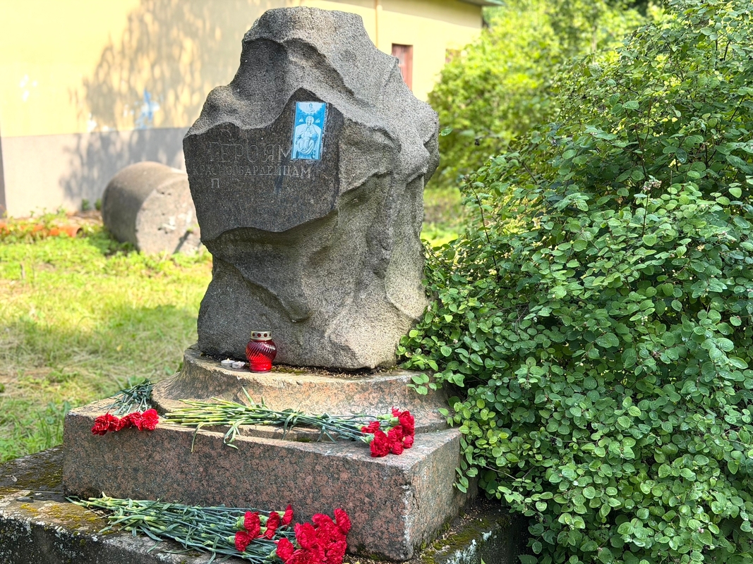 В память о погибших в Первой мировой войне в Стрельне провели митинг и возложили цветы