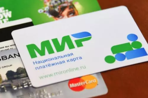 Более половины оборота по картам петербуржцев идет на оплату товаров и услуг