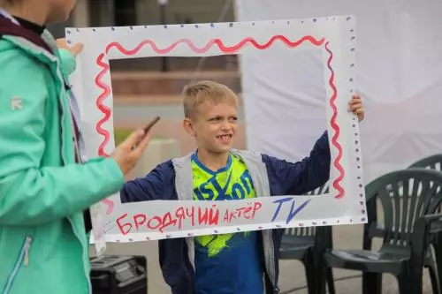 Стрельный воробей взлетает