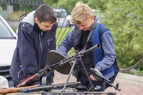 Как дрались на мечах, писали картины и рассказывали о судьбе на "Стрельном воробье"