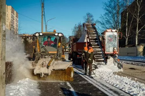 Уборка снега в Стрельне