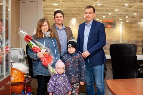 Депутаты помогли маме с тремя детьми решить проблему с потерянными кроссовками