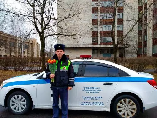 Акция «Цветы для автоледи»