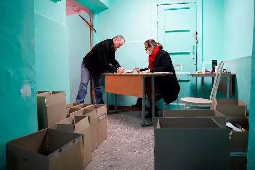 Выдача продуктовых наборов в школах Стрельны