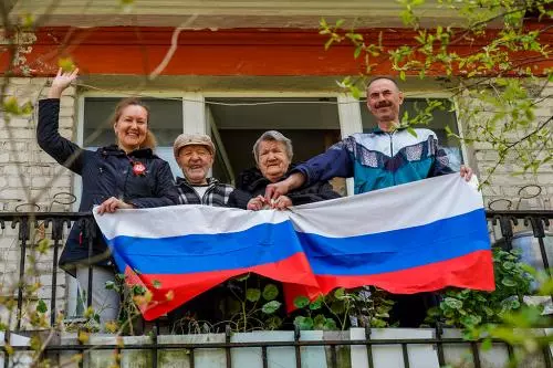 Окна цвета российского флага
