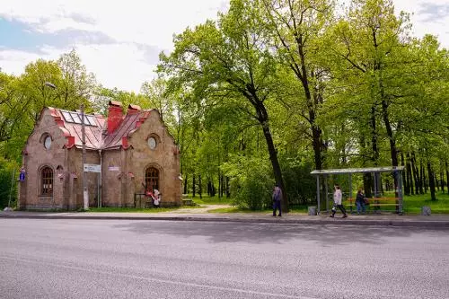 Обновленные: Дом привратника и остановка