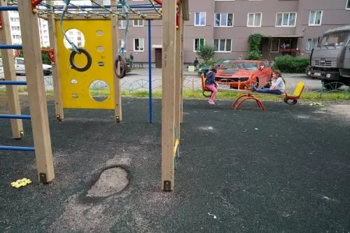 Неудовлетворительное содержание детской площадки на Львовской