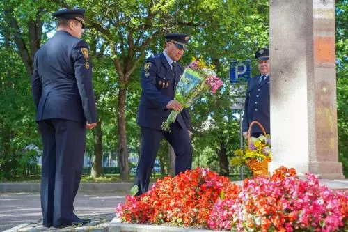 ВОЗЛОЖЕНИЕ ЦВЕТОВ К ПАМЯТНИКУ А.Д. ЛЬВОВА
