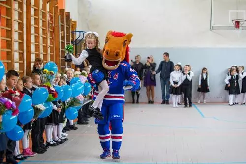 Праздничная линейка в школе 413