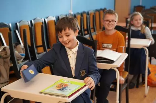 Новые столы для музыкальной школы