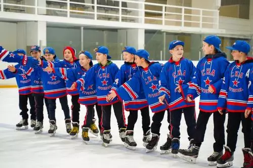 Наши хоккеисты первые в городе