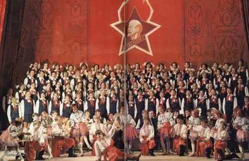 Вся жизнь впереди, оденься и жди