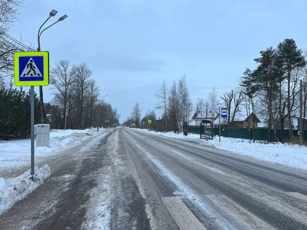 Расчищен тротуар от улицы коммуны вдоль Волхонского шоссе до 413-й школы