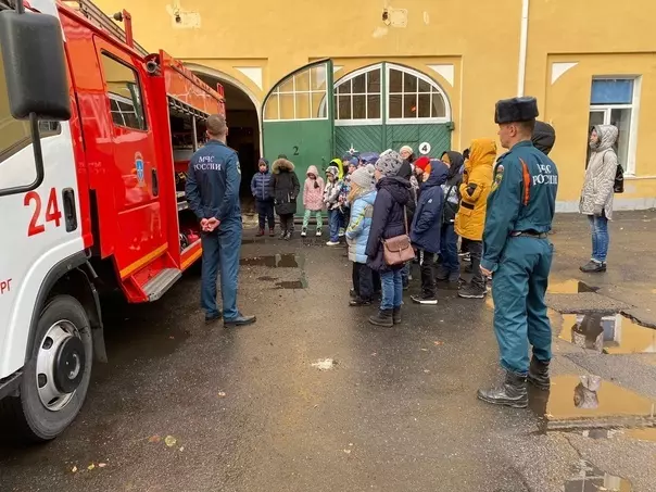 Есть у соседей: на экскурсии в пожарно-спасательной части побывали юные ученики ГБОУ  лицей №419 Санкт-Петербурга имени К.М. Калманова