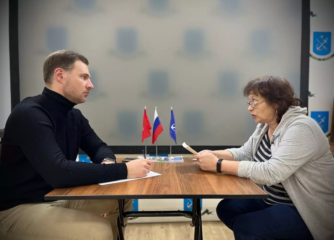 Депутат Руслан Ермоленко провёл приём и юридическую консультацию для жительницы Стрельны