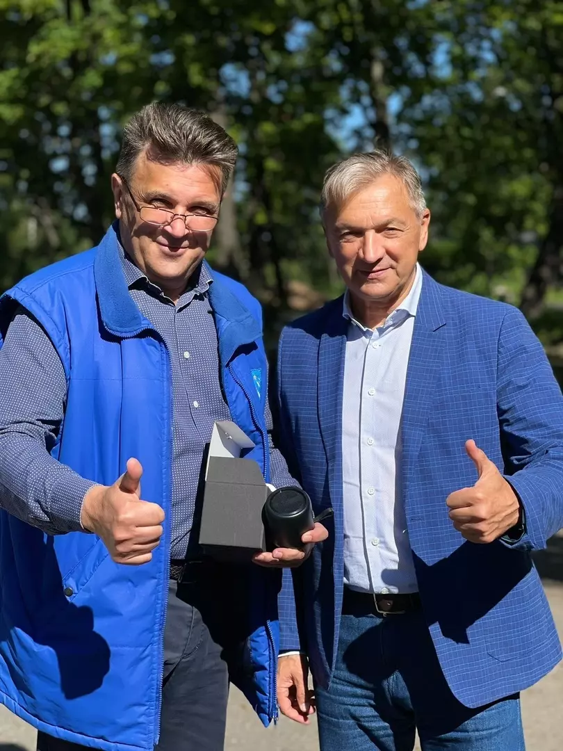 Депутат Михаил Барышников поздравил главного редактора «Вестей Стрельны» с днём рождения газеты