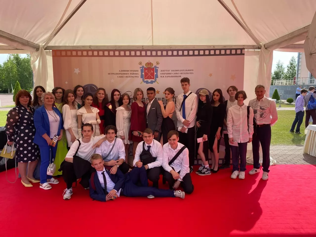Депутат Заксобрания Михаил Барышников осчастливил школьников района оригинальным выпускным балом в ресторане «Летний дворец»