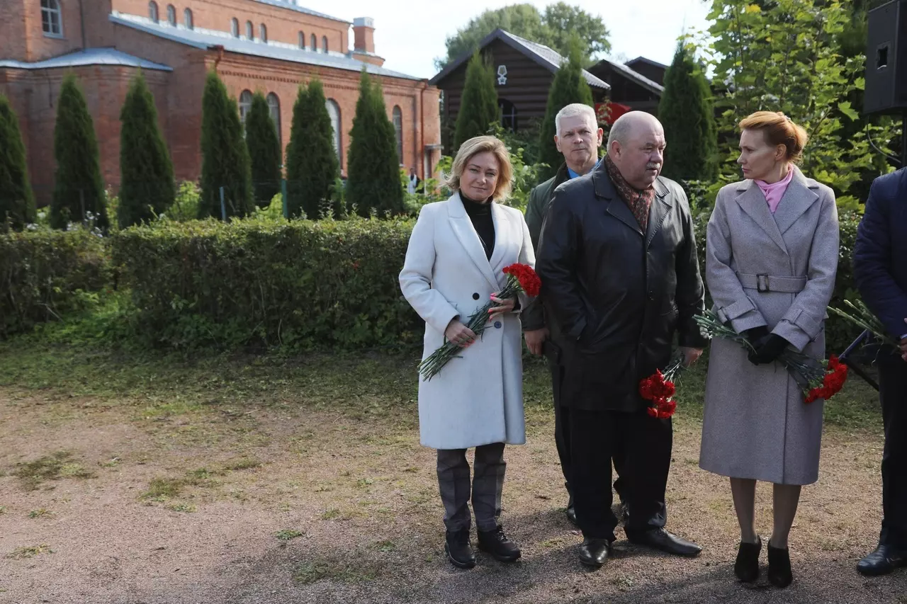 Возложение цветов на мемориале Малая Пискарёвка