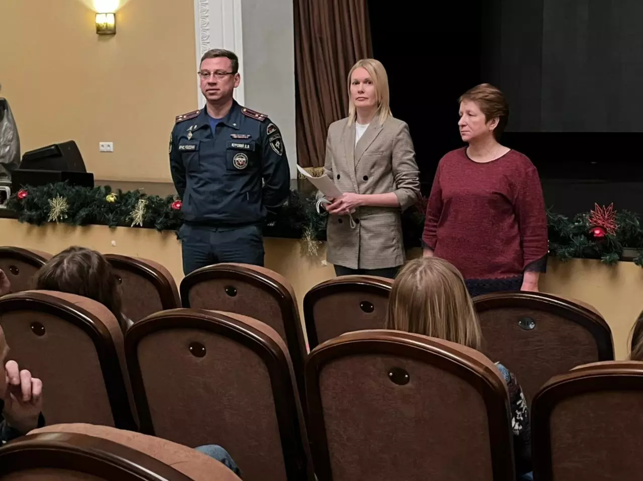 Депутат Денис Ежов и сотрудники МЧС, ПСО и ВДПО о лекции в Ломоносовском доме культуры