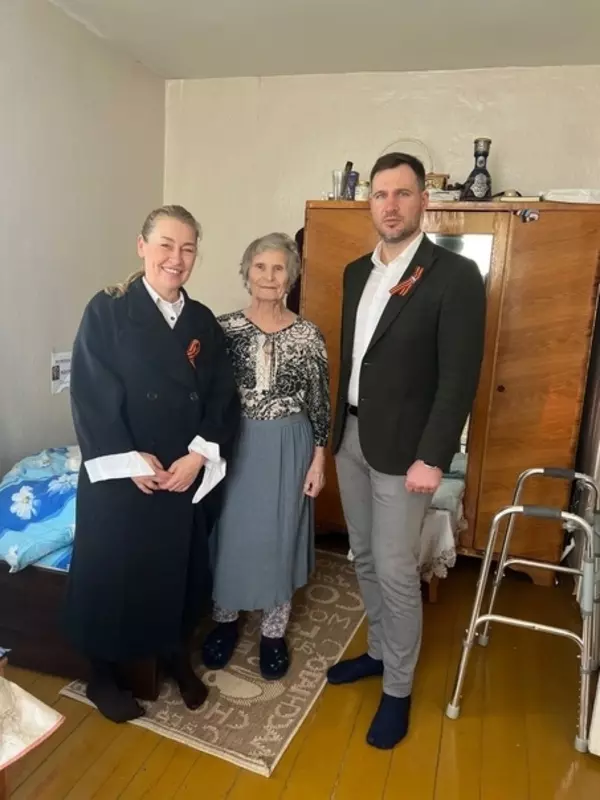 Депутат Руслан Ермоленко: поздравили 100-летнюю жительницу Стрельны с Днём Победы
