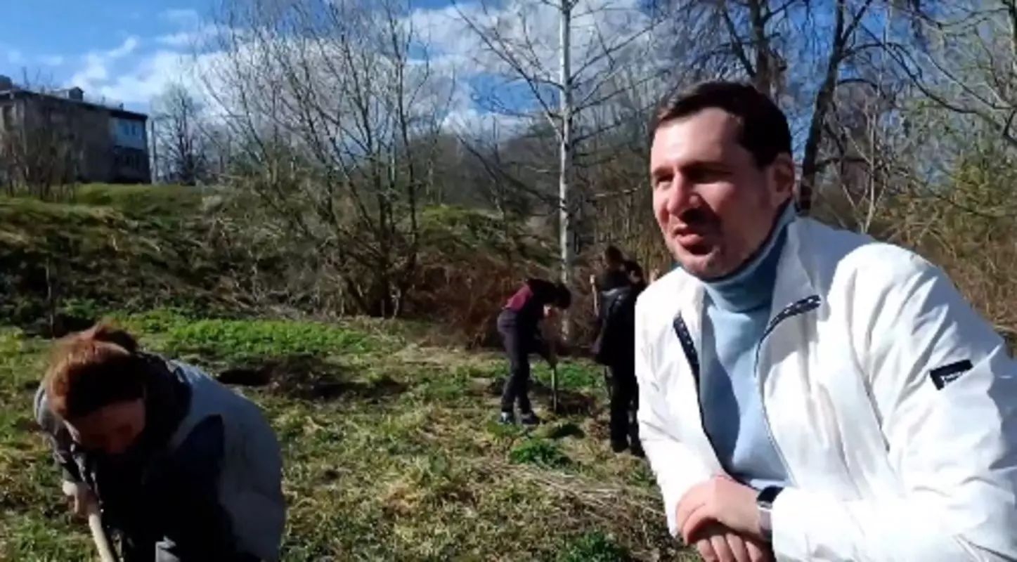 13.04.2024 Высадка деревьев с депутатом Русланом Ермоленко на Слободской 4