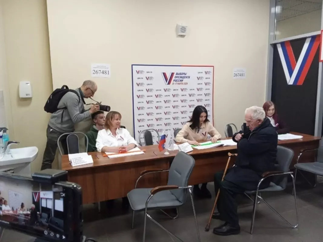 Почётный житель Стрельны Владимир Берчиков в свои 100 лет пришёл голосовать на УИК №1679