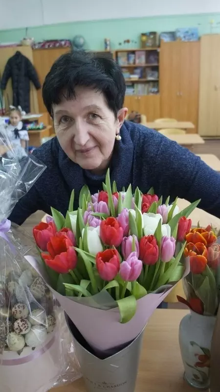 Стрельнинцы поздравляют с 8 марта дорогого учителя