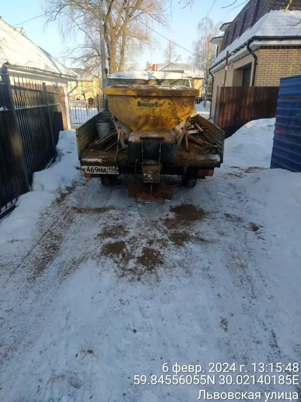 Произведена уборка тротуара на Волхонском шоссе и прохода к школе №413