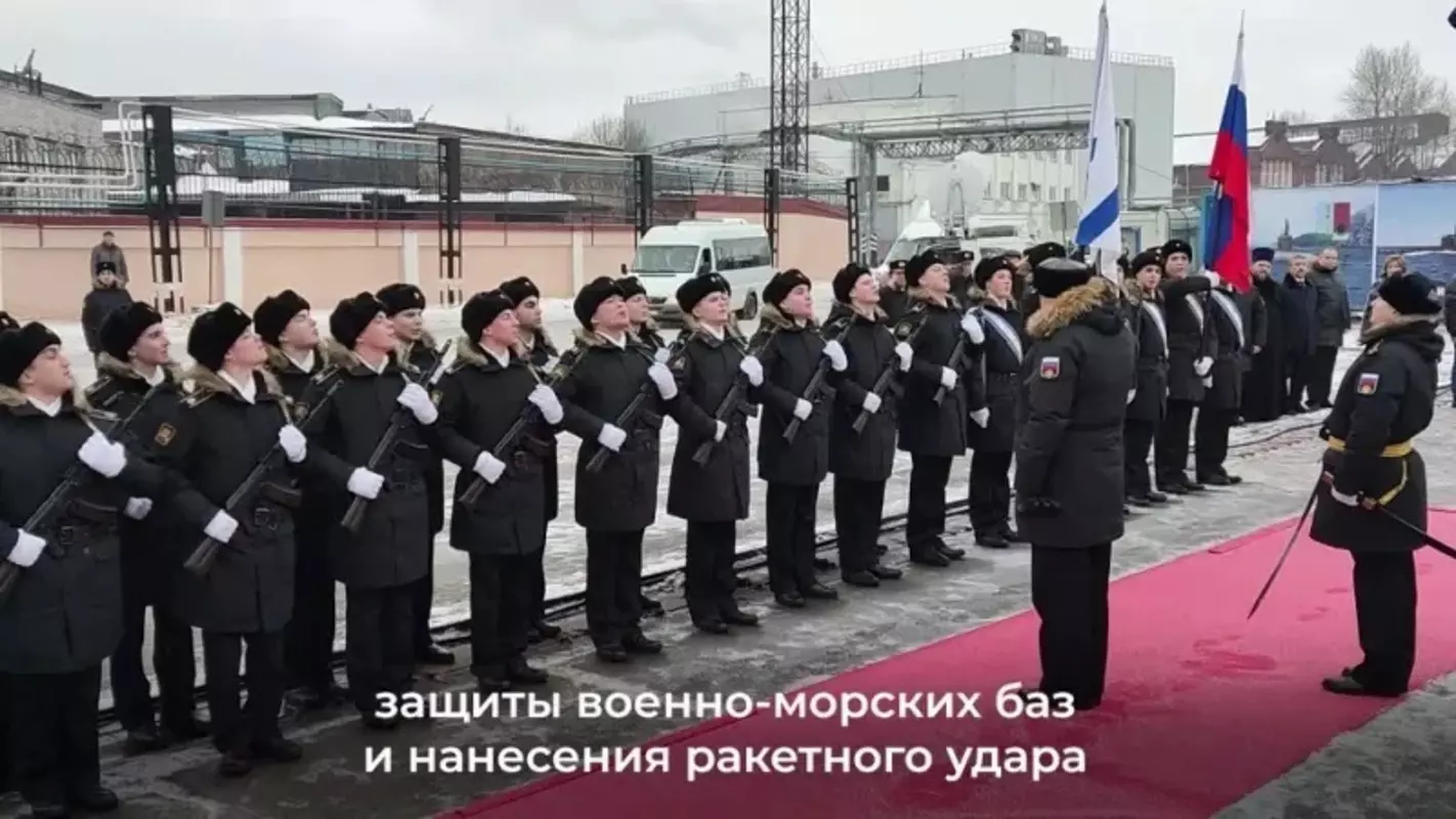 На подлодке «Кронштадт» поднят военно-морской флаг