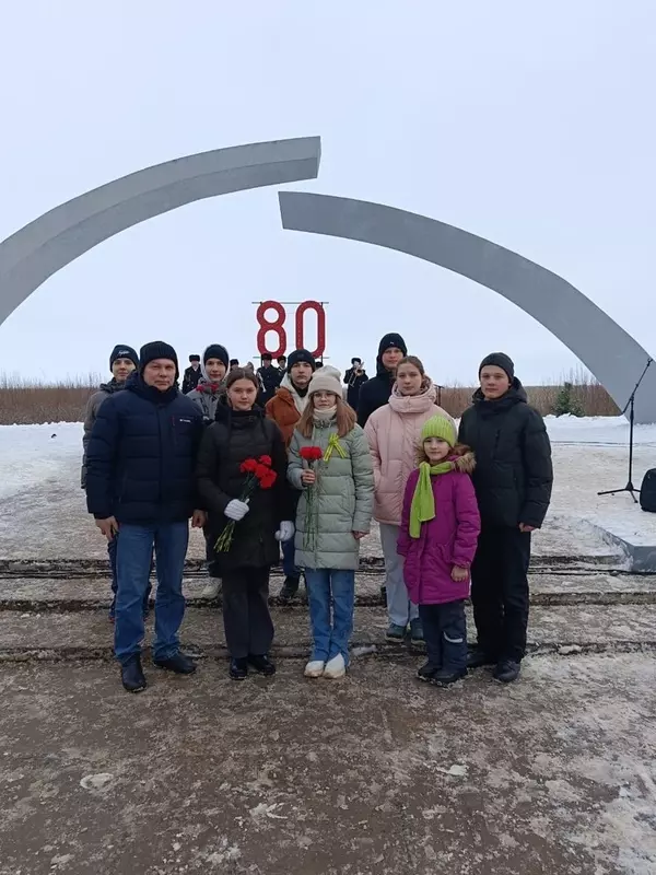 Воспитанники стрельнинского клуба ГАЛС побывали у мемориала «Разорванное кольцо»
