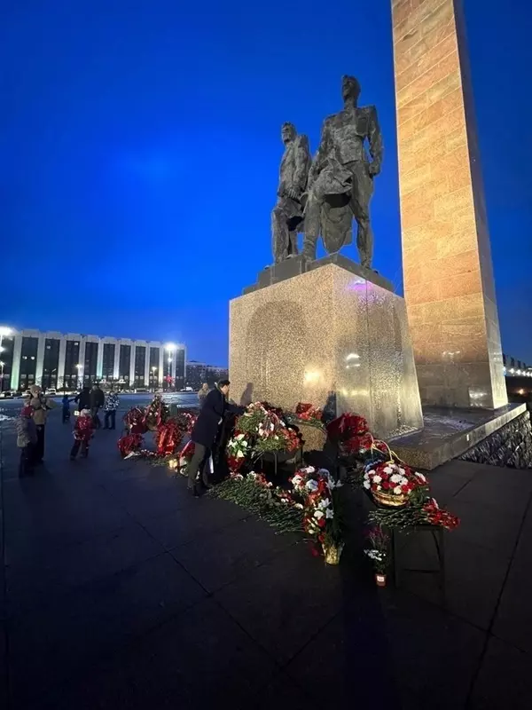 Депутат Руслан Ермоленко возложил цветы к монументу героическим защитникам Ленинграда