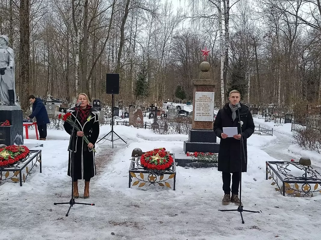 На стрельнинском кладбище прошло торжественное возложение цветов